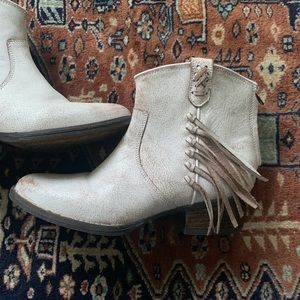 Very Volatile Lookout white ankle fringe booties